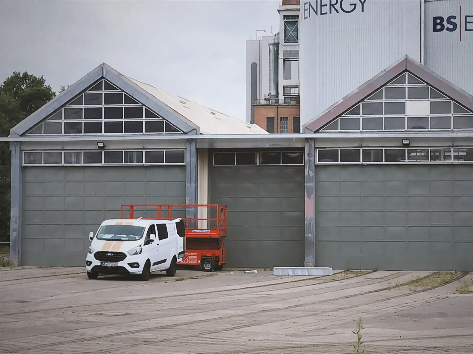 Industriehalle mit Montagefahrzeug der IMS Sokolischin GmbH vor Ort