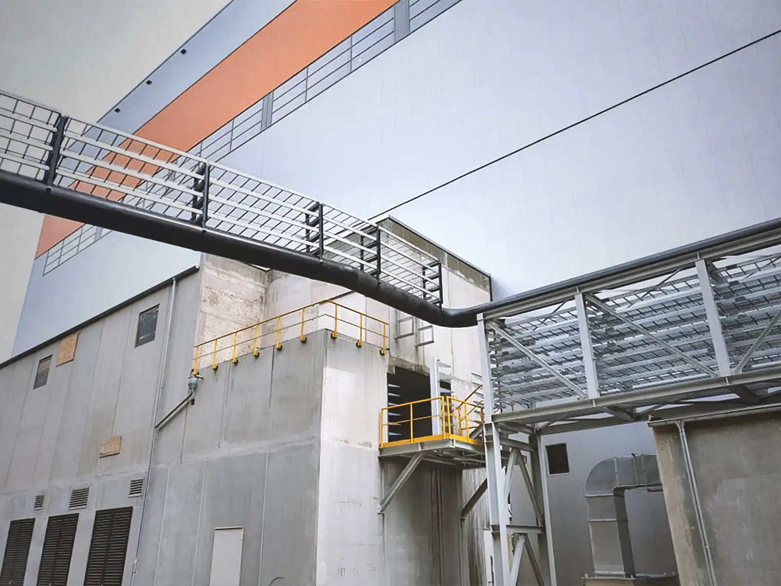 Montage von Kabeltrassen in einer Fabrik durch IMS Sokolischin GmbH