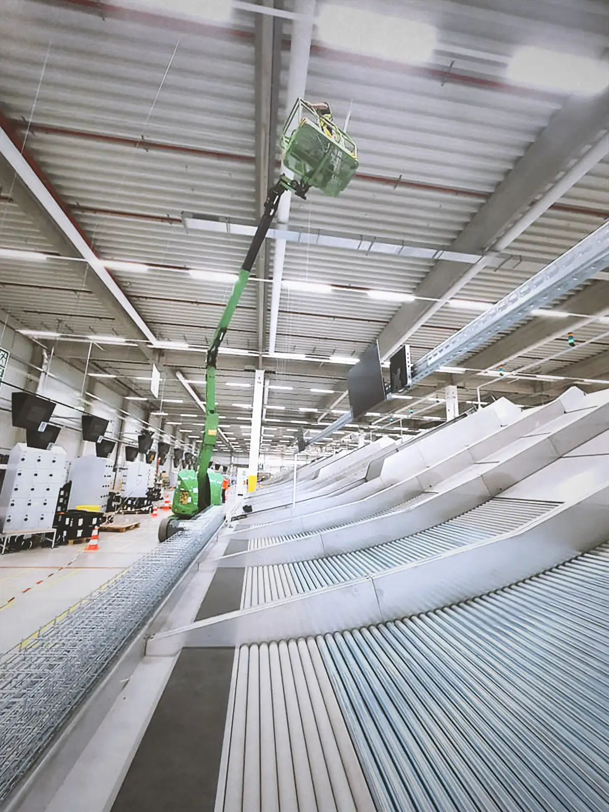 Montage von Kabeltrassen in einer Industriehalle durch IMS Sokolischin GmbH