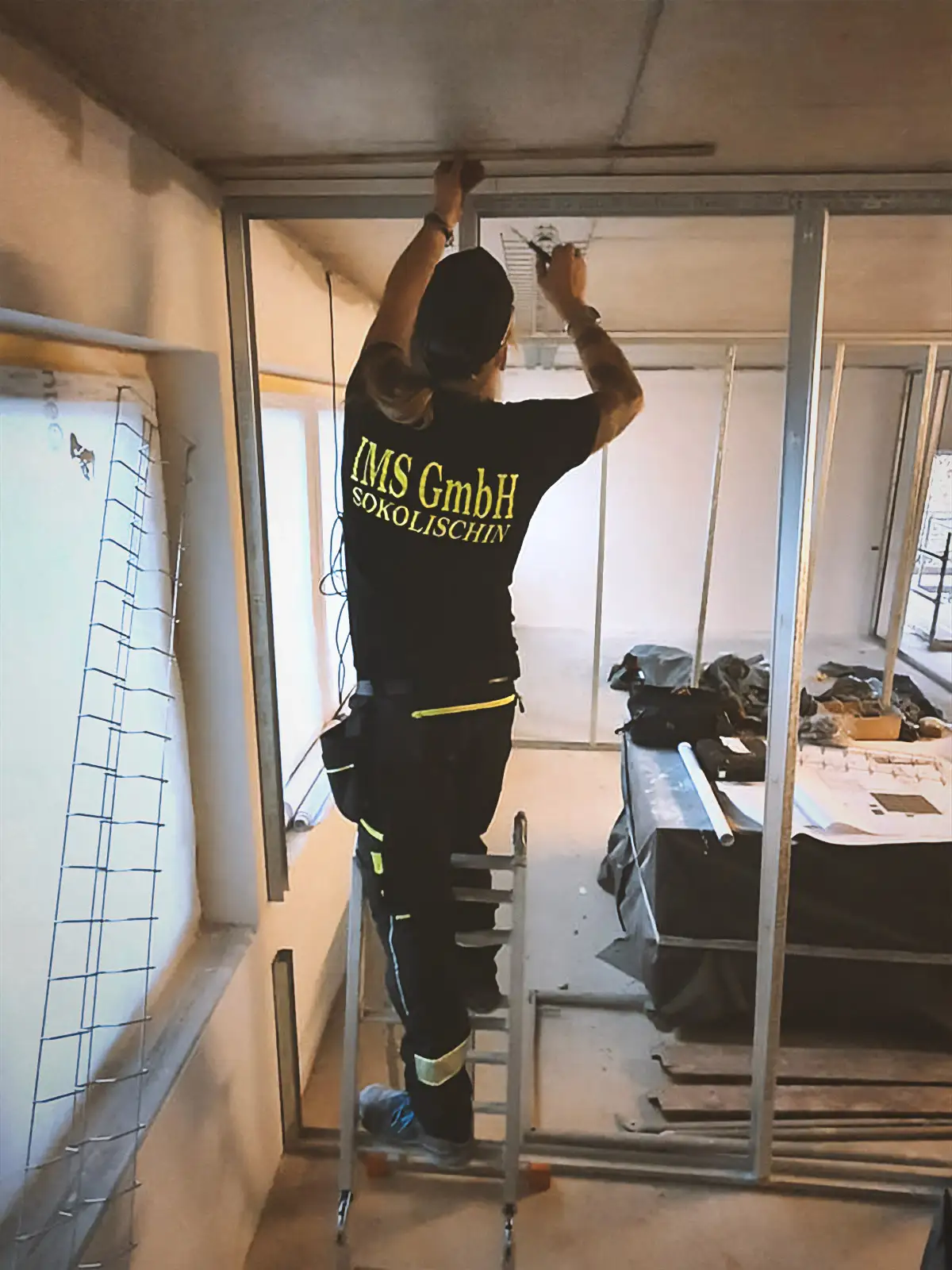 Mitarbeiter der IMS Sokolischin GmbH bei Montagearbeiten an einer Metallkonstruktion