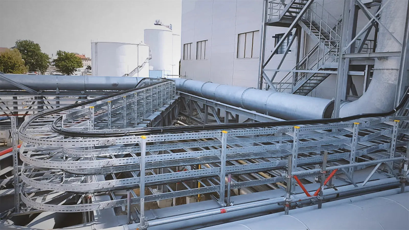 Installation von Kabeltrassen für Energie- und Datenleitungen