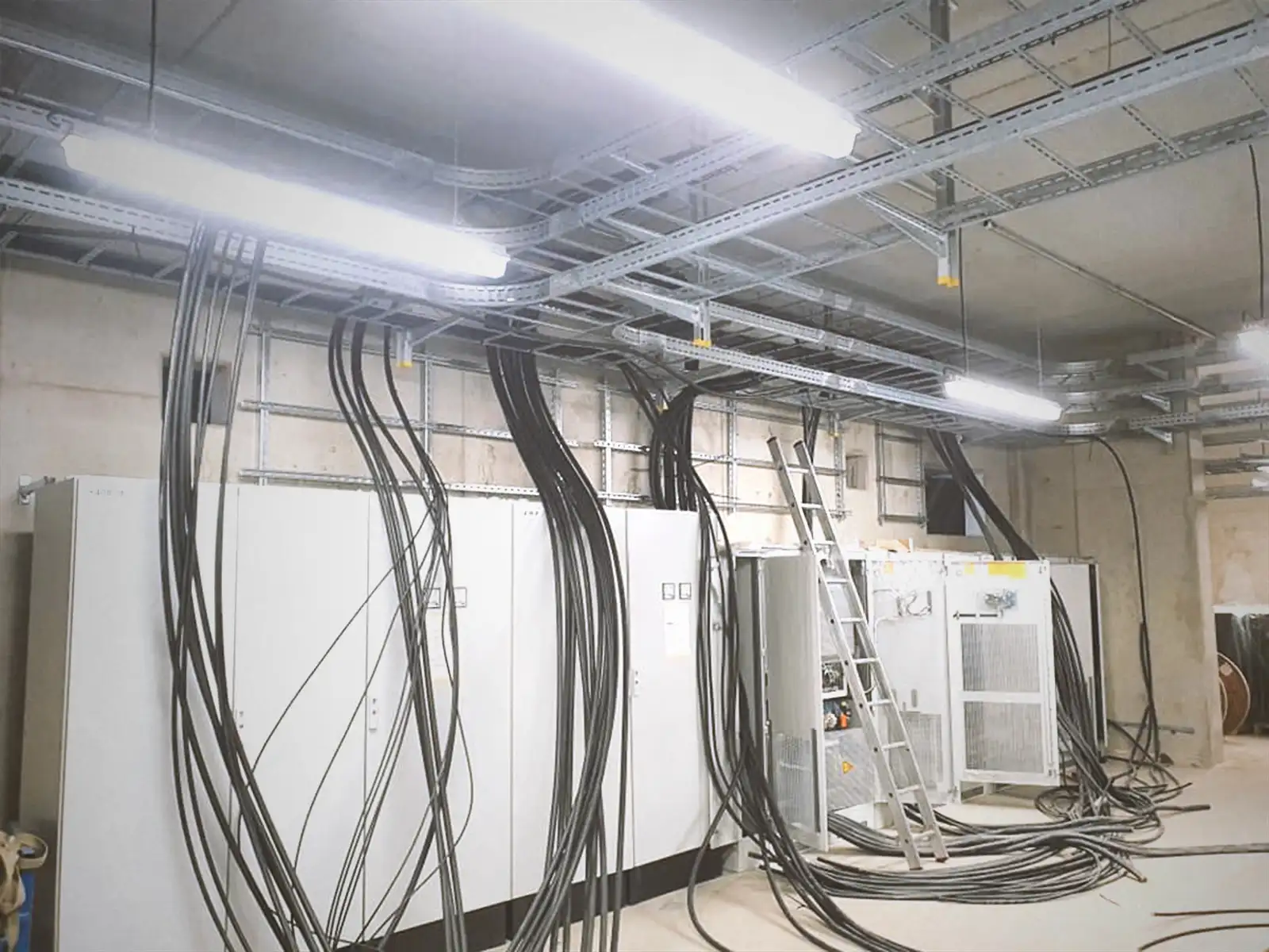 Installation von Kabeltrassen für Energie- und Datenleitungen