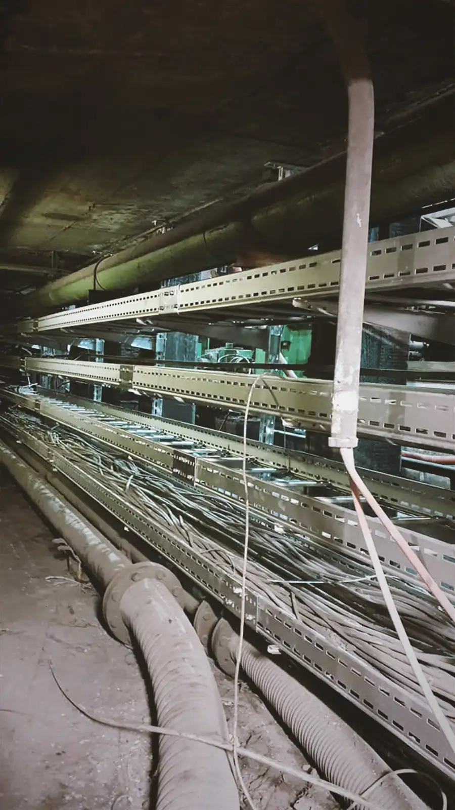 Demontage und Kabeltrassenbau in einem Betrieb