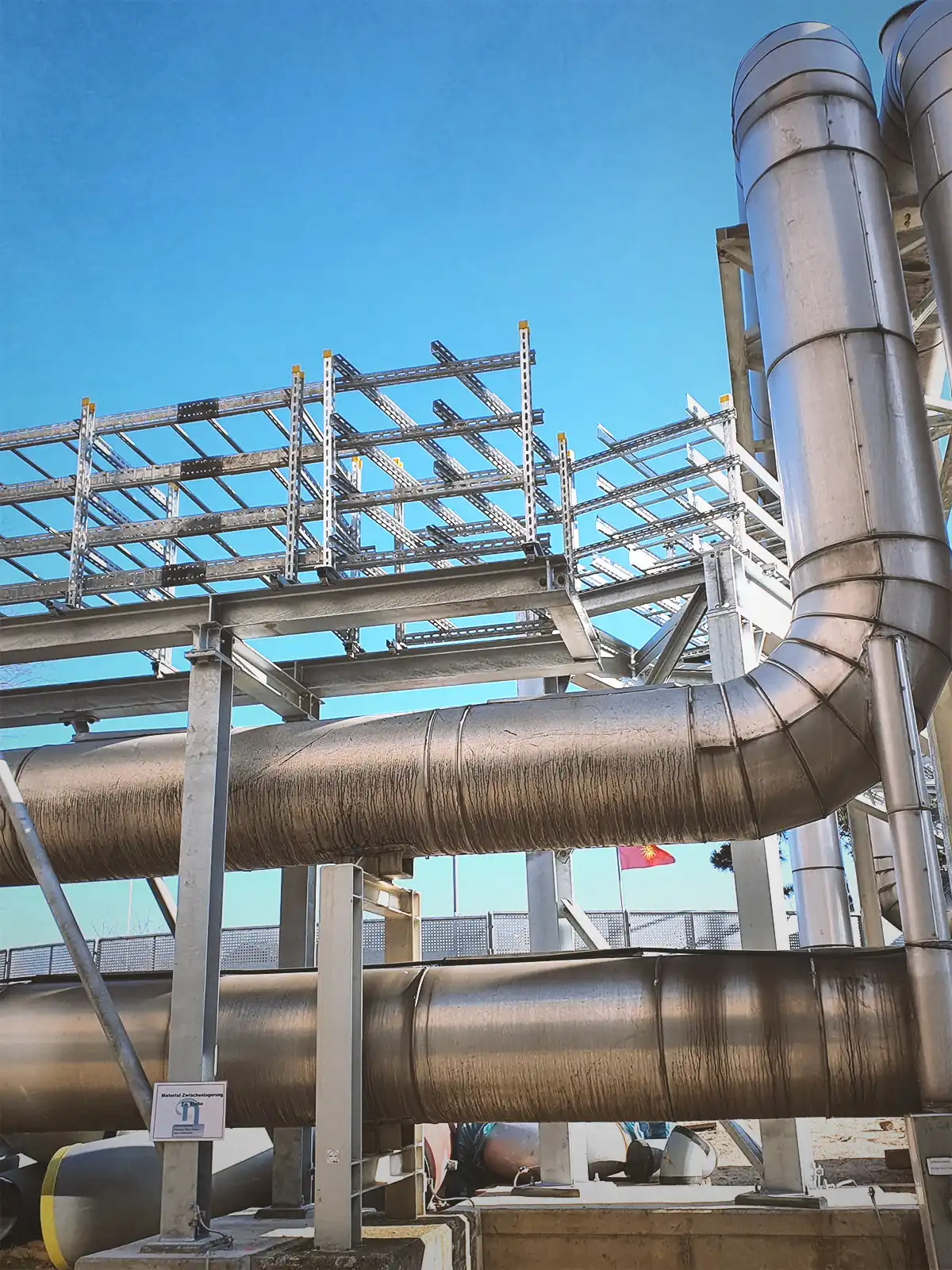 Industriemontage in einer Fabrik in Sachsen-Anhalt