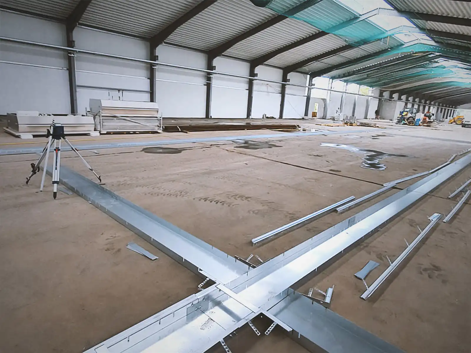 Kabeltrassenbau in einem Fertigungsbetrieb