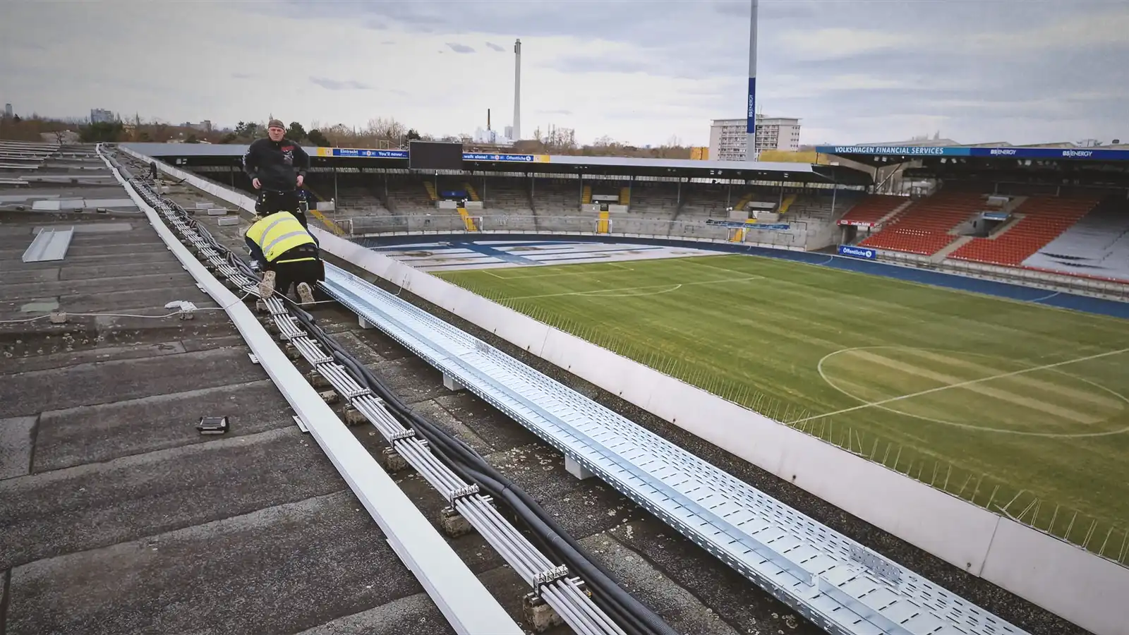 Kabeltrassenbau in einem Fussballstadion